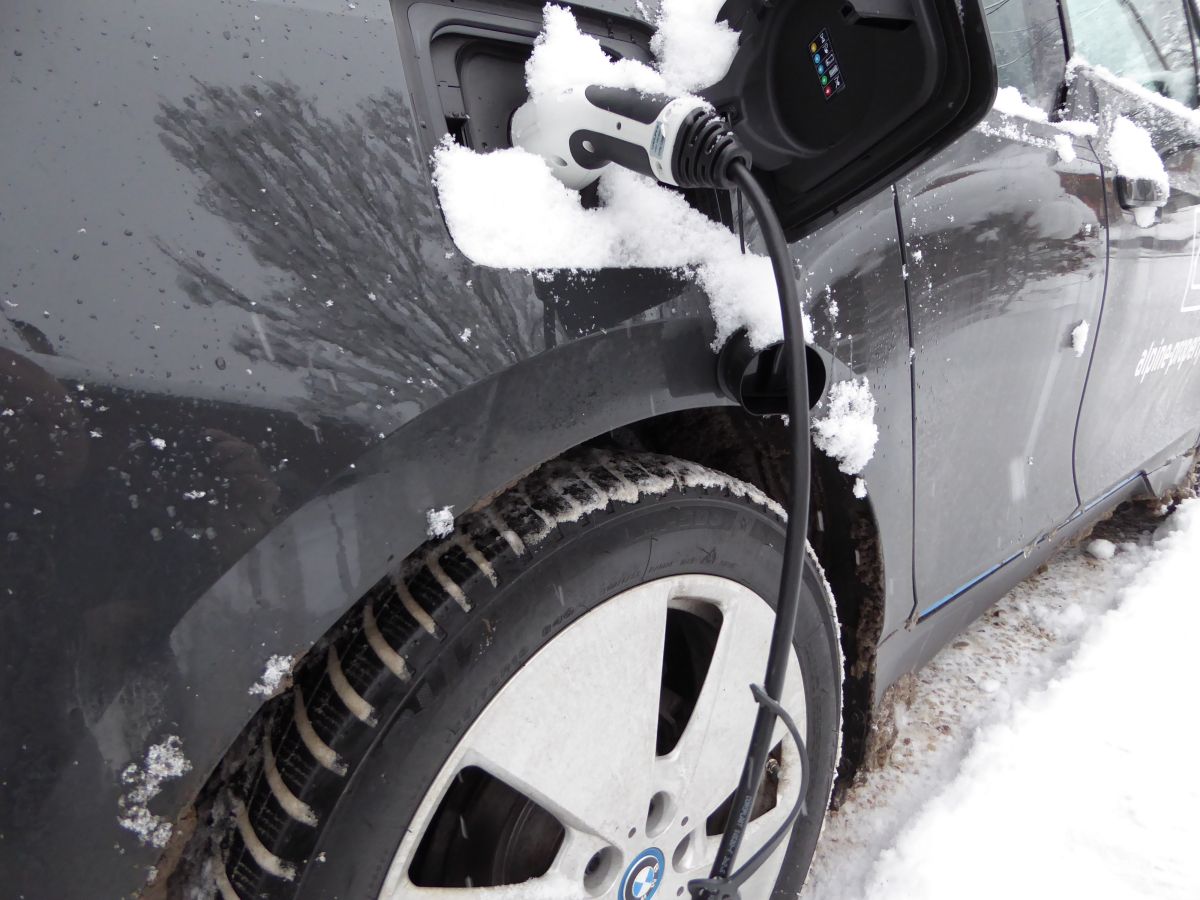 bmw i3 in the snow